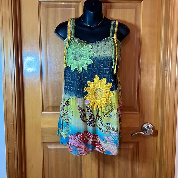 Tops - Sunflowers & pretty stitching make this Sz small, flowy tank blouse so feminine.